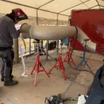 Preparación de soldadura en tubería industrial de acero inoxidable apoyada sobre caballetes por Soldaduras Dad, soldadores industriales en Zaragoza