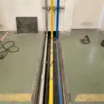 Canalización de tuberías industriales identificadas por colores en zanja técnica, integradas en una instalación industrial antes de su cierre por Soldaduras Dad, expertos en sistemas de fluidos y mantenimientos industriales en Zaragoza