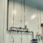 Instalación de tuberías y válvulas de acero inoxidable en una planta industrial.