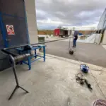 Proceso de soldadura en una línea de tubería industrial de acero realizada en exterior, con preparación y ajuste previo antes de su instalación final preparada por Soldaduras Dad, expertos en soldadura industrial en Zaragoza