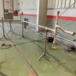 Prefabricación y soldadura de tubería metálica en taller industrial en Zaragoza, con tramos montados sobre soportes antes de su instalación final.