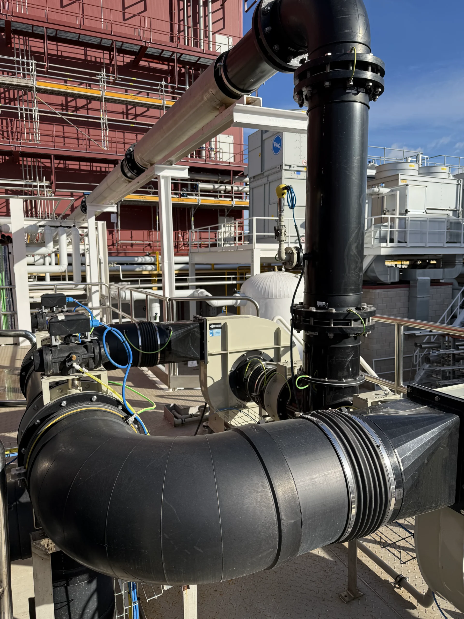 Sistema de tuberías industriales en exterior, con líneas en PEAD y acero instaladas sobre estructura metálica. Ejemplo de trabajo de sistema de fluidos que puede hacer soldaduras Dad en Zaragoza