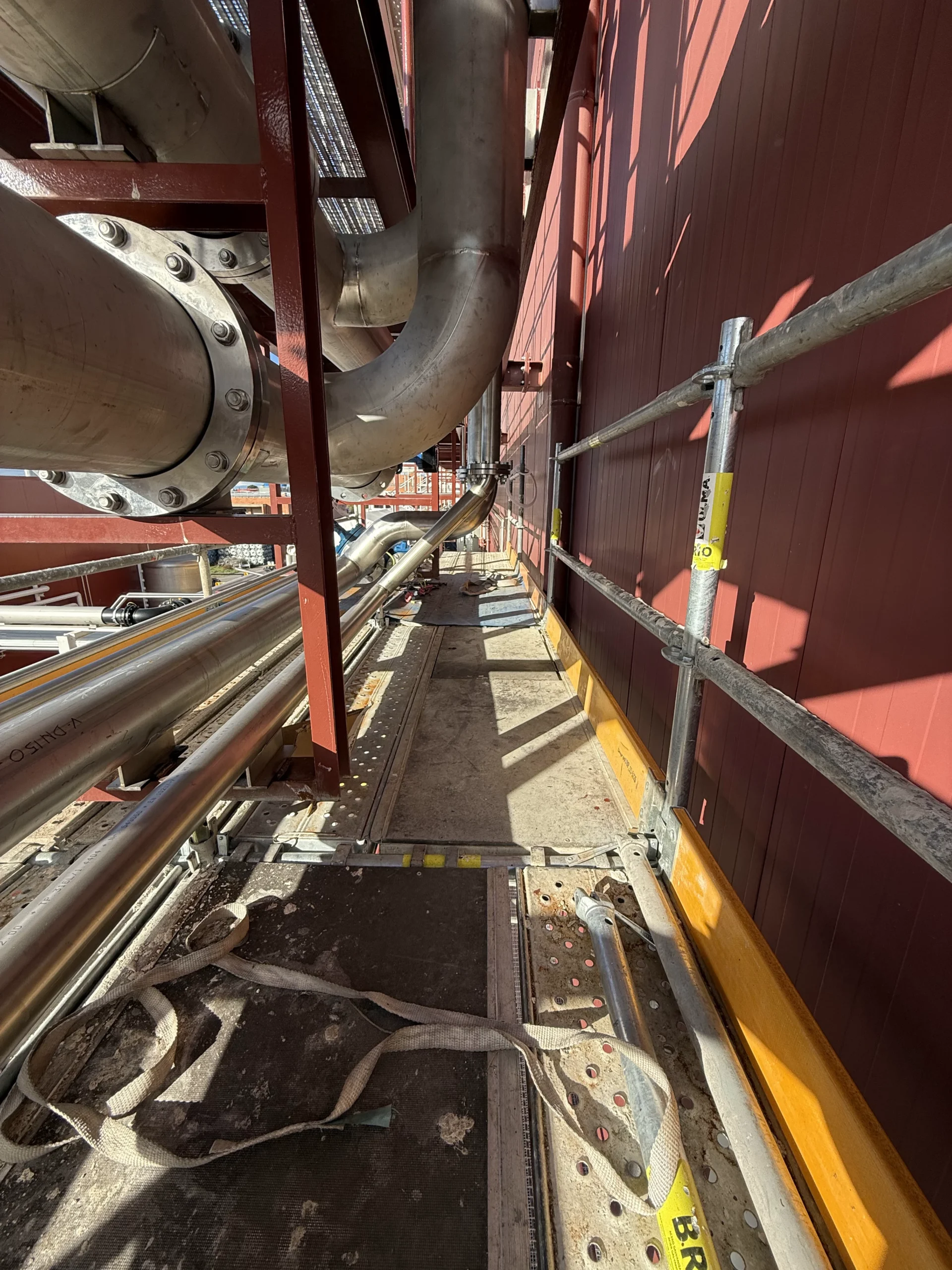 Montaje de tuberías industriales con soldadura en entorno técnico de planta industrial por Soldaduras Dad, empresa de soldadura industrial en Zaragoza