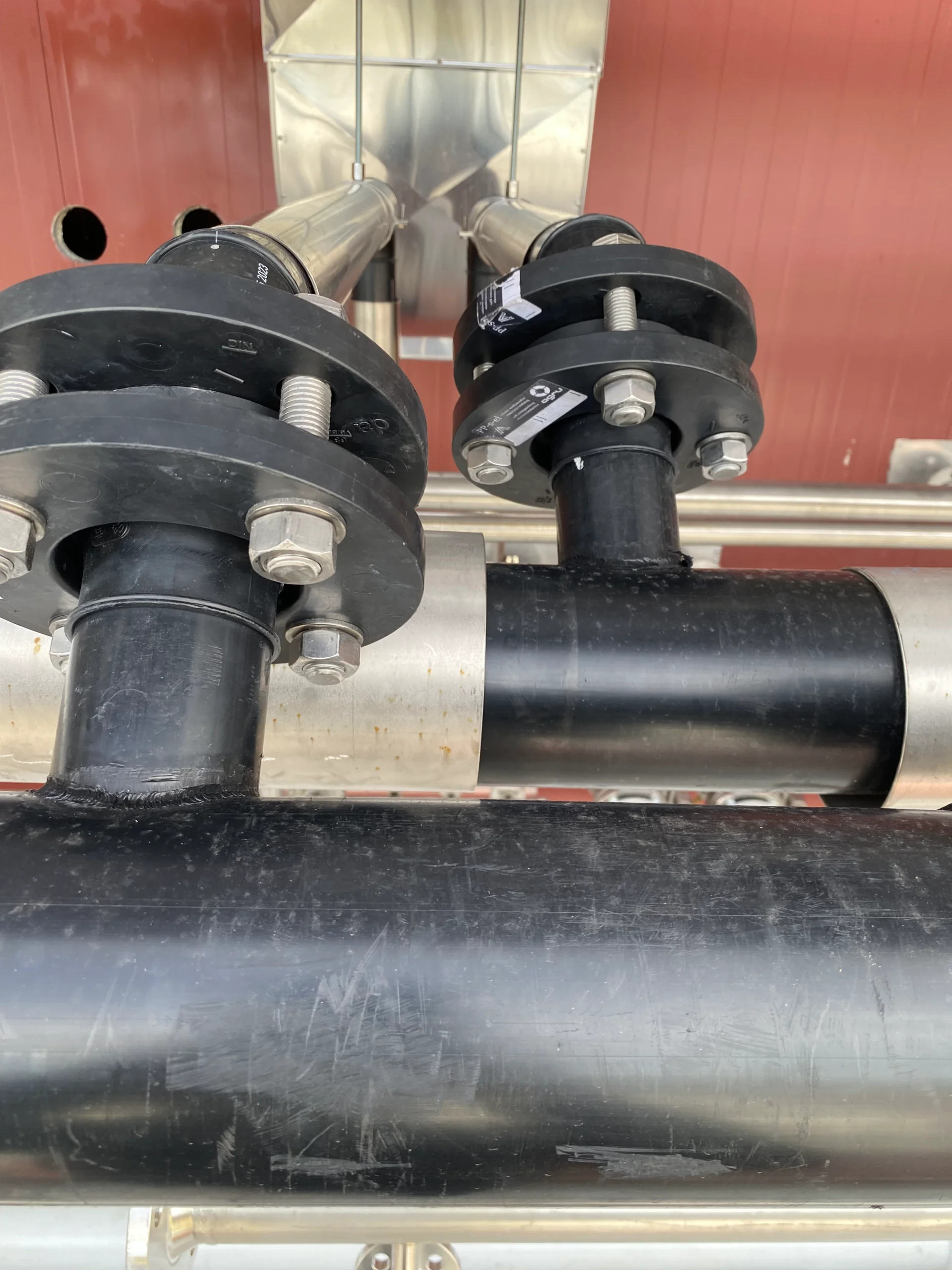 Detalle de soldadura industrial en tuberías de sistemas de fluidos realizada por empresa especializada Soldaduras Dad en Zaragoza